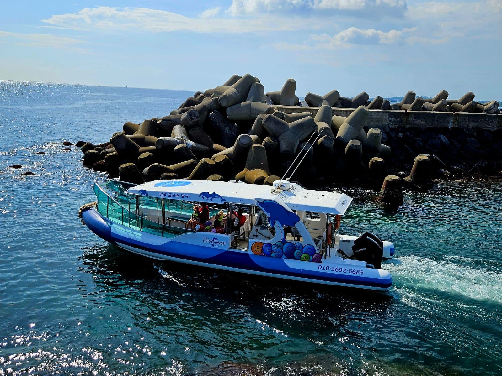 아이들이 동일리포구에서 낚시와 만들기 체험을 즐기는 로컬 연계 장면